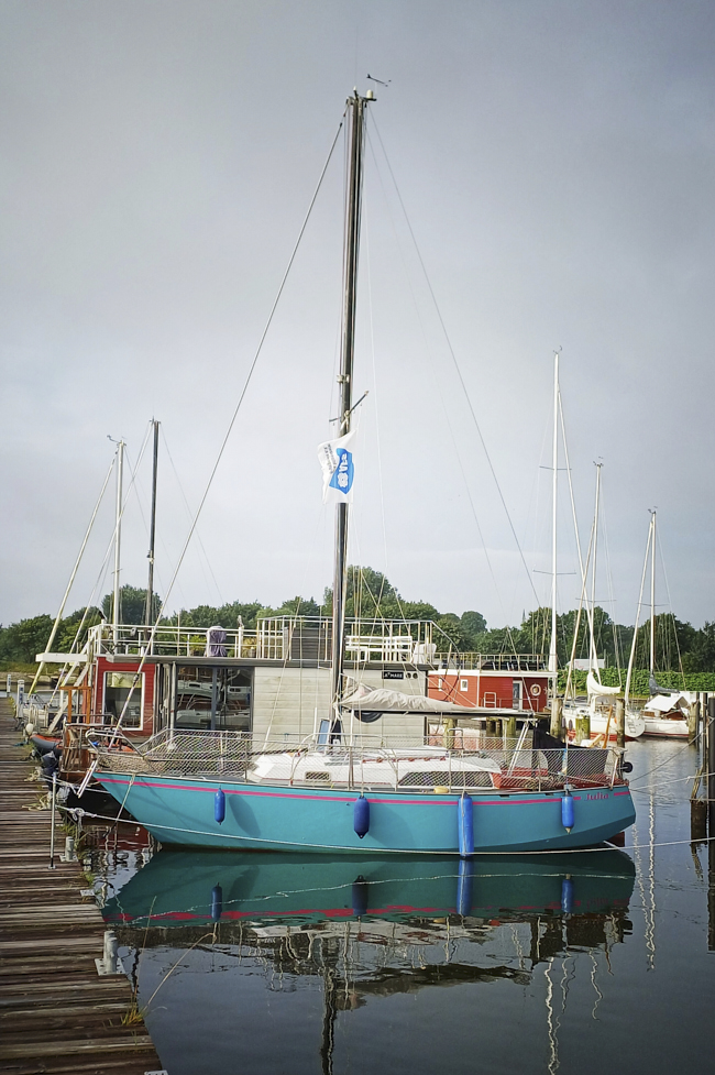 Julia liegt in Hafen. Fest vertäut.