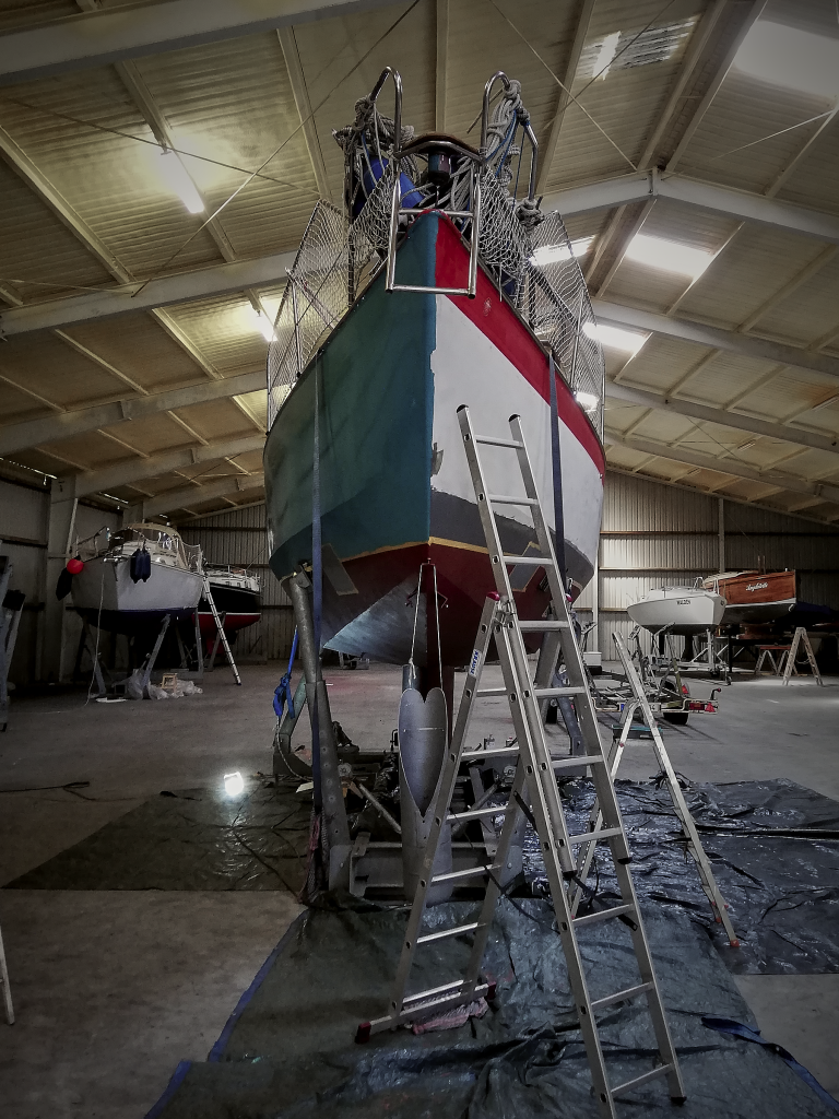 Julia halb und halb gestrichen. Backbord noch im Original und Steuerbord schon in Türkis