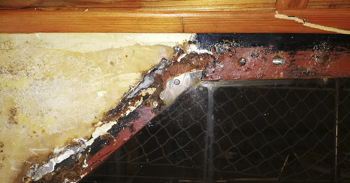 Lochfraß im Steuerbord Fenster