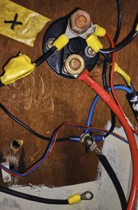 Die Elektrik  an Bord, geht auch besser.