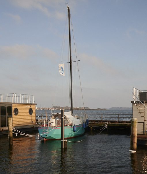 Julia zwischen Den Hausbooten, fest vertäut.