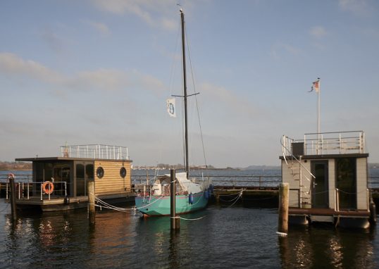 Julia zwischen Den Hausbooten, fest vertäut.