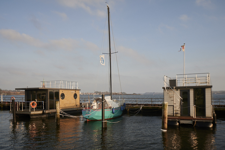 Julia zwischen Den Hausbooten, fest vertäut.