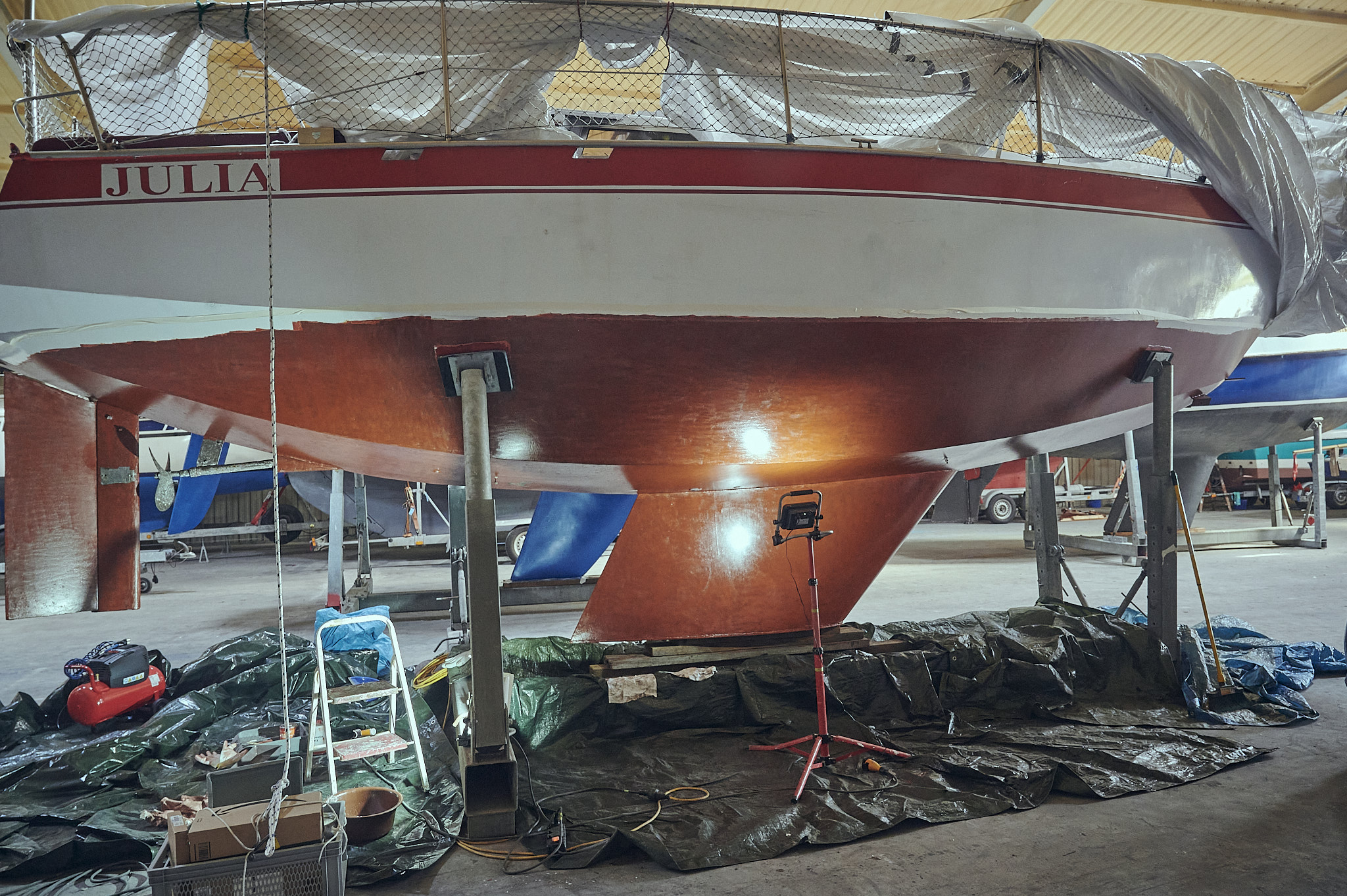 Julias Unterwasserschiff ist gestrichen und soweit fertig