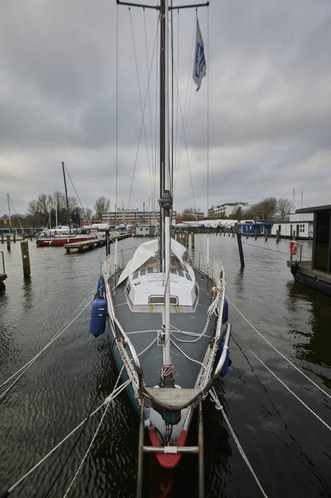 Julia an der Leine am Steg im Januar