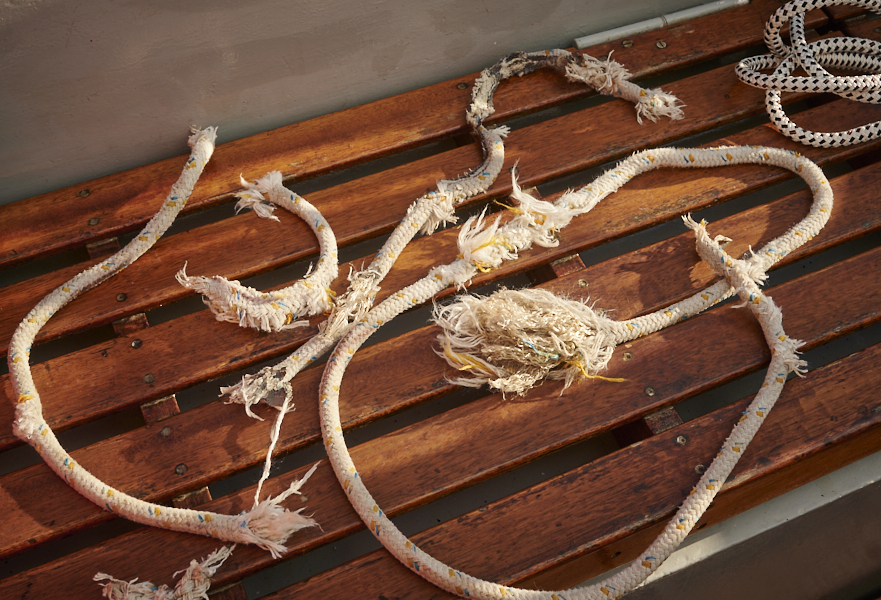 Die Überreste der Genua Schot nachdem si ein der Schraube waren