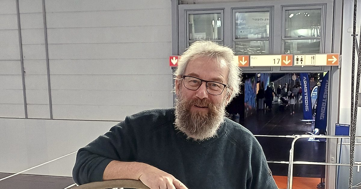 Robert auf der Boot Messe. Mal ein richtiges Boot anschauen