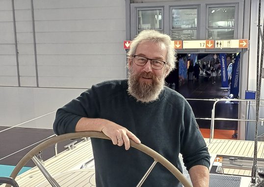 Robert auf der Boot Messe. Mal ein richtiges Boot anschauen