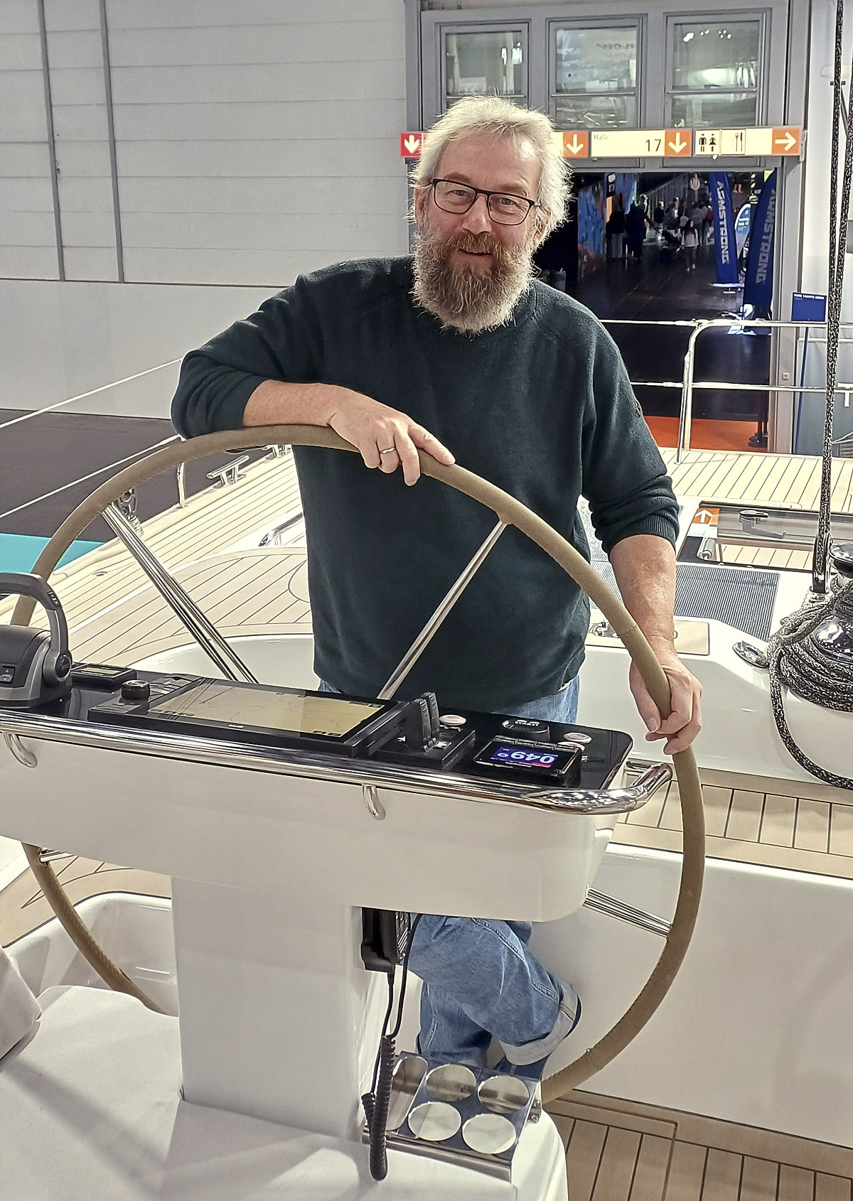 Robert auf der Boot Messe. Mal ein richtiges Boot anschauen