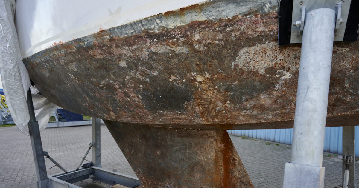 Unterwasserschiff auf dem WEg zum blanken Stahl