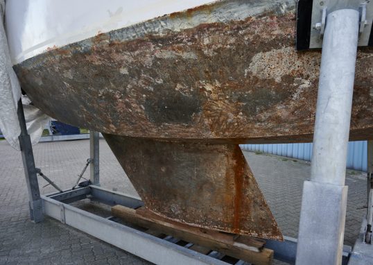 Unterwasserschiff auf dem WEg zum blanken Stahl