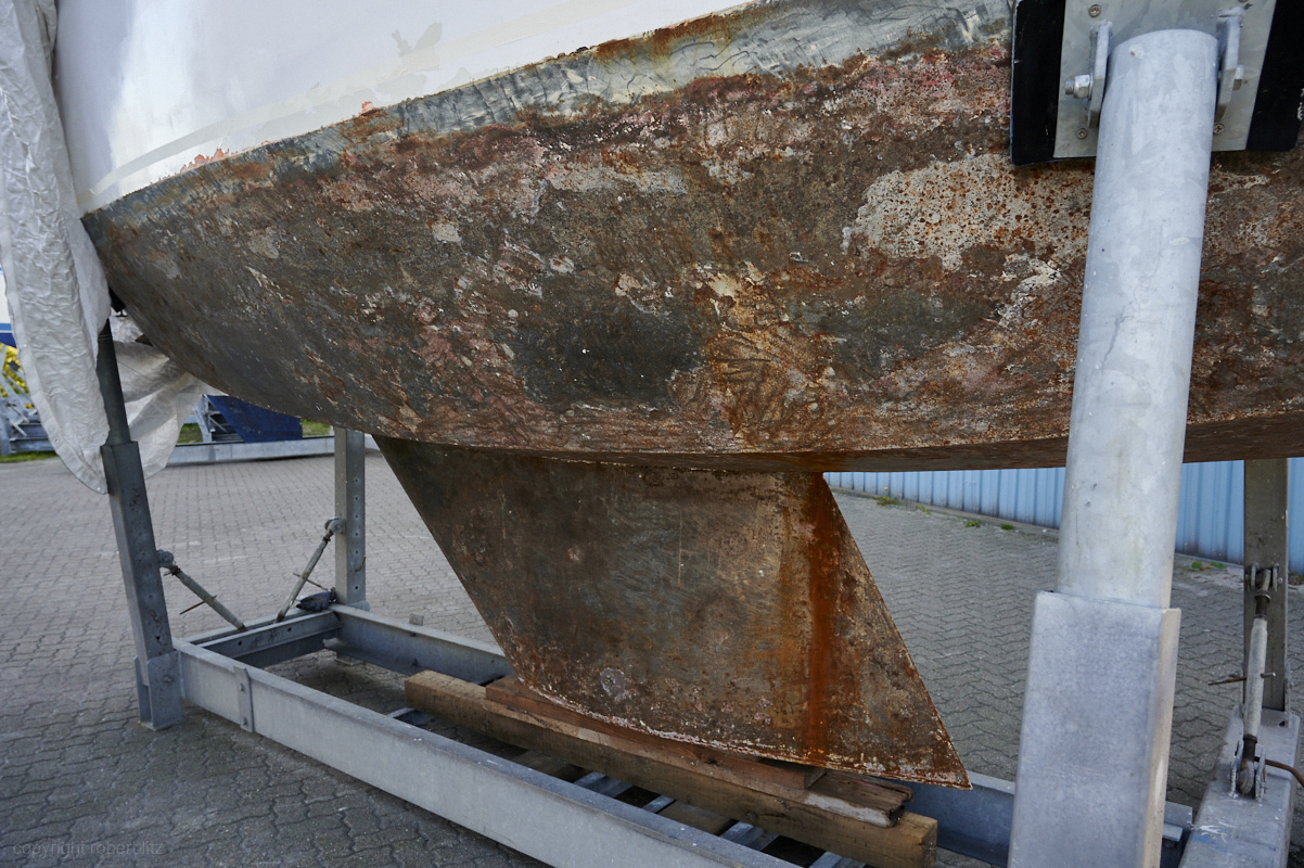 Unterwasserschiff auf dem WEg zum blanken Stahl