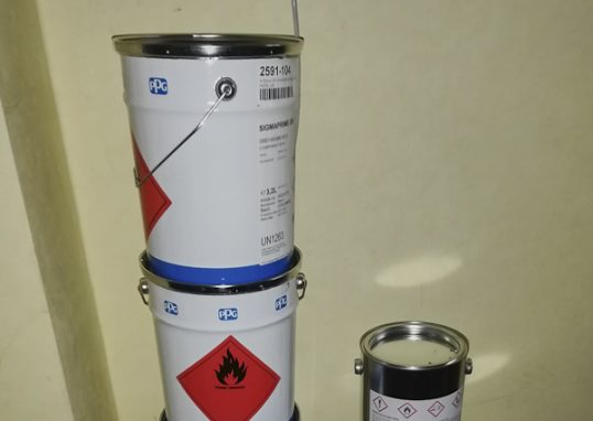 Die Farbe wartet auf ihren Einsatz