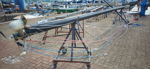 Der Mast mit neuen Wanten.