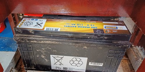 Batterie mit gekürzter Klappe.