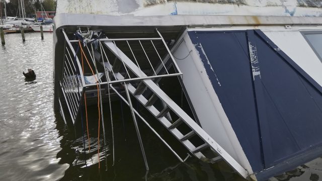 Segelboot Julia gesunkenes Hausboot