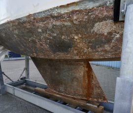 Segelboot Julia Unterwasserschiff auf dem WEg zum blanken Stahl