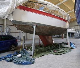 Segelboot Julia Aufgebockt in der Halle